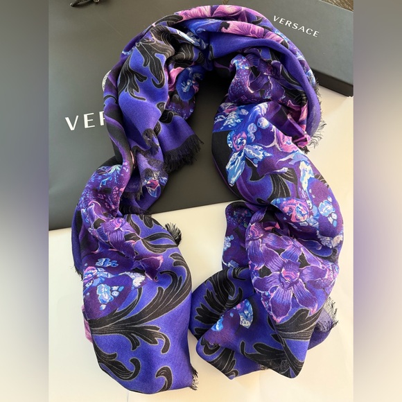 NWT VERSACE ORCHID BAROCCO
WOOL-SILK BLEND SHAWL/SCARF - Picture 3 of 11